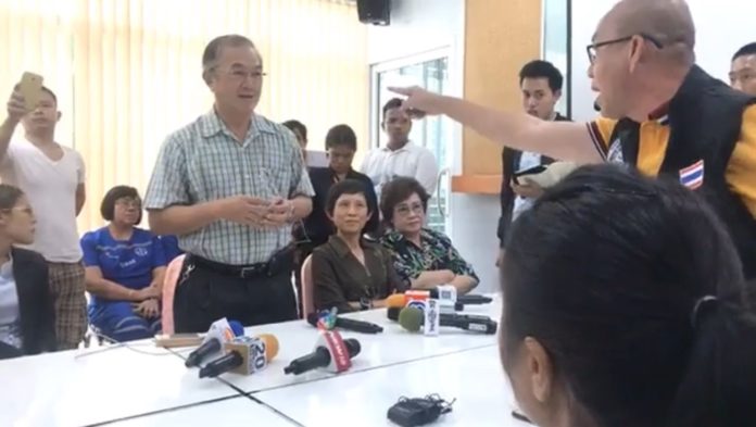 An attorney representing the family of the deceased, Atchariya Reungrattanapong, points at Peera Kananuwat, an executive with Rama II Hospital.