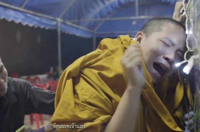 This image from a scene in “Thi Baan The Series 2.2” shows monk Phra Siang crying during his former girlfriend’s funeral.