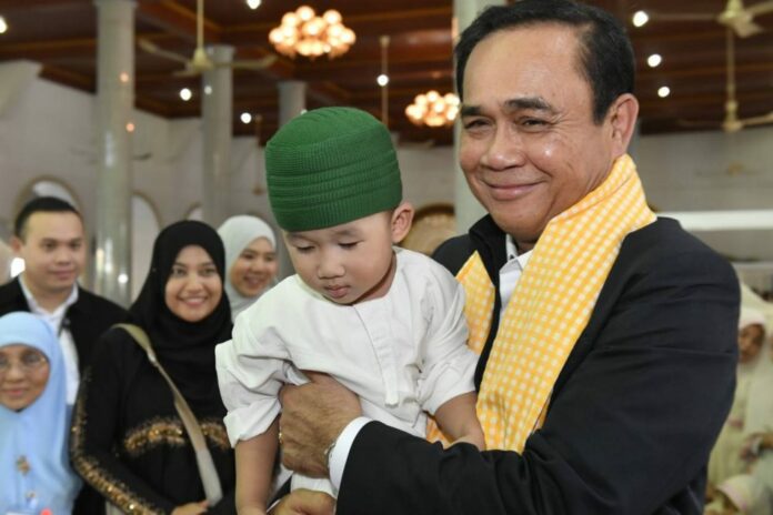 Junta chairman Prayuth Chan-ocha poses for a picture at a mosque in Bangkok on Wednesday. Image: Government House