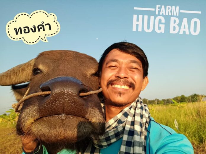 Tongkum and Surat Phaeoket. Photo: Smiling Buffalo, A Little Thing Called Happiness. “Surat Phaeoket & Tongkum / Facebook