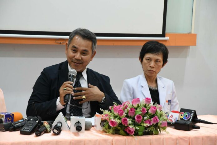 From left, Surapat Praphaporn and Wallapha Chaiyamanowong attend a Thursday press conference at Praram 2 Hospital.