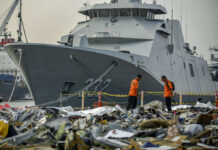 Divers Recover Lion Air Data Recorder on Indonesia Seafloor Members of National Search and Rescue Agency inspect debris Wednesday retrieved from the waters where Lion Air flight JT 610 is believed to have crashed, at Tanjung Priok Port in Jakarta, Indonesia. Photo: Fauzy Chaniago / Associated Press
