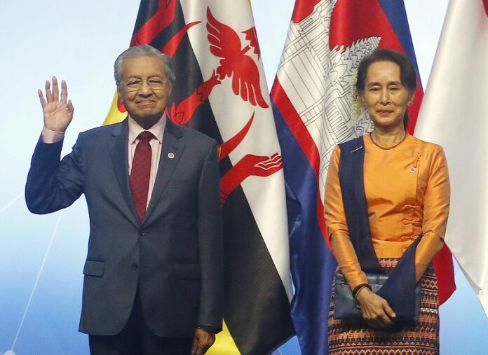 Prime Minister Mahathir Mohamad of Malaysia and Myanmar Leader Aung San Suu Kyi, pose for a group photo during the opening ceremony for the 33rd ASEAN Summit and Related Summits Tuesday, Nov. 13, 2018, in Singapore. Photo: Bullit Marquez / Associated Press