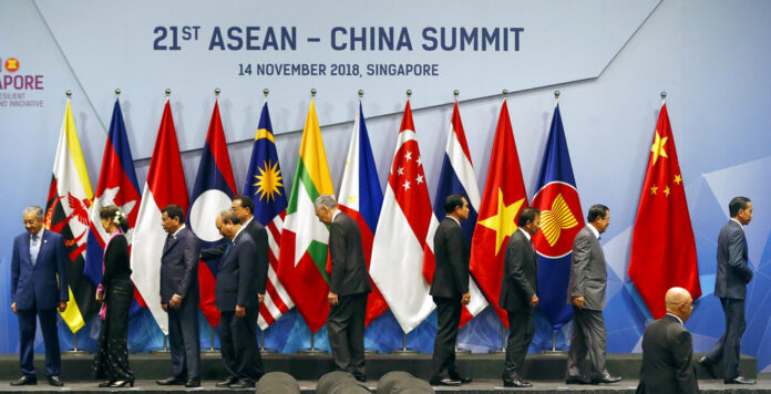 Chinese Premier Li Keqiang, fifth from left, and ASEAN leaders leave the stage following a brief group photo at the start of the ASEAN Plus China Summit in the ongoing 33rd ASEAN Summit and Related Summits Wednesday, Nov. 14, 2018 in Singapore. Photo: Bullit Marquez / Associated Press