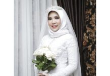 Woman Wears Wedding Gown Alone After Fiance Dies on Lion Air In this photo taken on Sunday, Nov. 11, 2018, and released by Intan Syari, Indonesian Intan Syari poses in her wedding dress with a bouquet of flowers on the day of her planned wedding in Pangkal Pinang, Indonesia. Photo: Associated Press