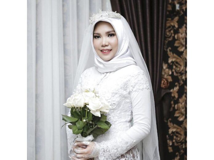 In this photo taken on Sunday, Nov. 11, 2018, and released by Intan Syari, Indonesian Intan Syari poses in her wedding dress with a bouquet of flowers on the day of her planned wedding in Pangkal Pinang, Indonesia. Photo: Associated Press