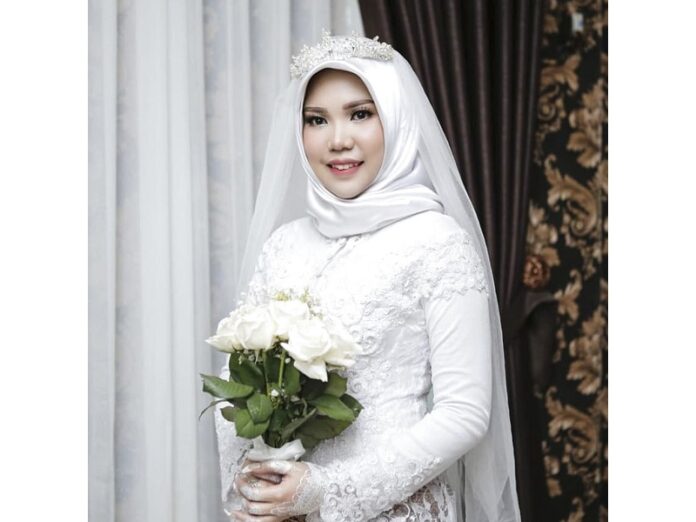 In this photo taken on Sunday, Nov. 11, 2018, and released by Intan Syari, Indonesian Intan Syari poses in her wedding dress with a bouquet of flowers on the day of her planned wedding in Pangkal Pinang, Indonesia. Photo: Associated Press In this photo taken on Sunday, Nov. 11, 2018, and released by Intan Syari, Indonesian Intan Syari poses in her wedding dress with a bouquet of flowers on the day of her planned wedding in Pangkal Pinang, Indonesia. Photo: Associated Press