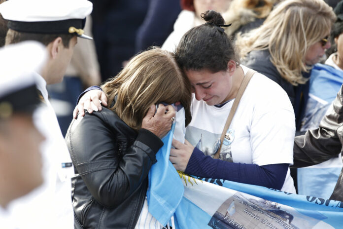 Relatives of the missing crew of the ARA San Juan submarine, embrace in mourning after a ceremony remembering the one year anniversary of the disappearance of the submarine, at the Navy base in Mar del Plata, Argentina, Thursday, Nov. 15, 2018. Photo: Vicente Robles / Associated Press
