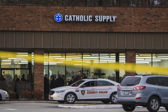 Authorities investigate the scene at a Catholic Supply store where a gunman went into the religious supply store, sexually assaulted at least one woman and shot a woman in the head, Monday, Nov. 19, 2018, in Ballwin, Missouri. Photo: Associated Press