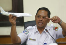 Boeing Cites Airline Error in Indonesian Crash National Transportation Safety Committee investigator Nurcahyo Utomo holds a model of an airplane during a Wednesday press conference on the committee's preliminary findings on their investigation on the crash of Lion Air flight 610, in Jakarta, Indonesia. Photo: Achmad Ibrahim / Associated Press