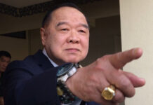 Big Pom Agrees to Lead Phalang Pracharat Party Gen. Prawit Wongsuwan points at a reporter on Nov. 15 at the Defense Ministry in Bangkok. Photo: Prachaya Nongnuch / Matichon