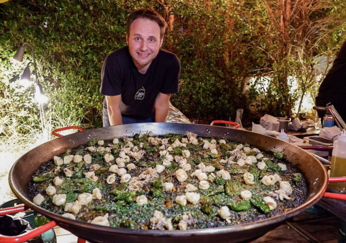 Jacobo Astray poses with his pan of paella on Nov. 10 at an event in Thonglor.