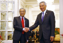 Singapore’s Lee and Former Rival Mahathir of Malaysia Renew Ties Malaysia's Prime Minister Mahathir Mohamad, at left, shakes hands with Singapore's Prime Minister Lee Hsien Loong on Monday at the Istana in Singapore. Photo: Feline Lim / Pool photo via AP