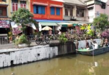 Bangkok Wants Canal Colorized, Homeowners Balk Homes along the Khlong Ong Ang in Bangkok's Samphanthawong District.