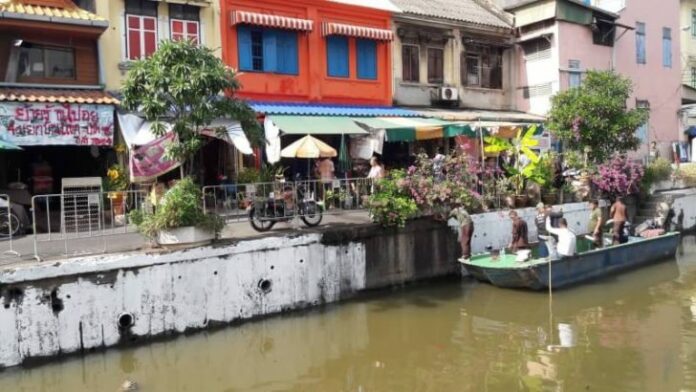 Homes along the Khlong Ong Ang in Bangkok's Samphanthawong District. Homes along the Khlong Ong Ang in Bangkok's Samphanthawong District.
