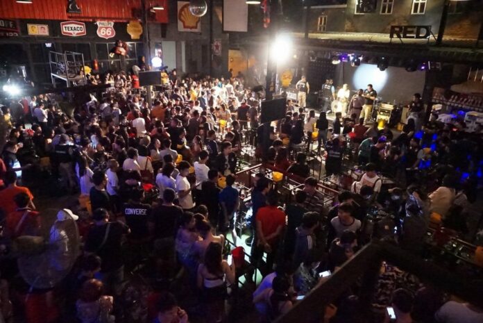 On Thursday early morning, police raided Back Mountain Pub in Saraburi’s Nong Khae district and arrested hundreds of revelers.