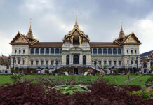 Thailand’s Buildings Tell Story of East vs. West Original plans for the Phra Thinang Chakri Maha Prasat called for three European-style domes . The regent to the young king strongly objected, and traditional spires were erected in their stead. Photo: 2008Guangzhou / Wikimedia Commons