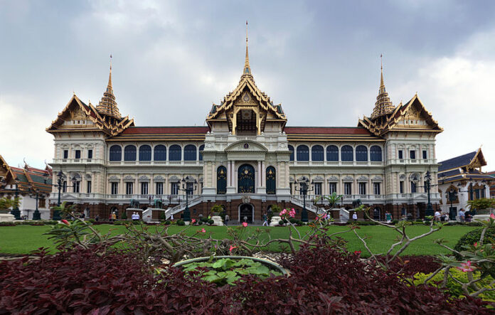 Original plans for the Phra Thinang Chakri Maha Prasat called for three European-style domes . The regent to the young king strongly objected, and traditional spires were erected in their stead. Photo: 2008Guangzhou / Wikimedia Commons