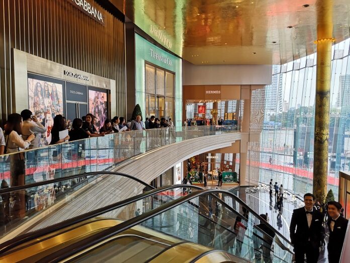 Crowds at Iconsiam on Nov. 9. Crowds at Iconsiam on Nov. 9.