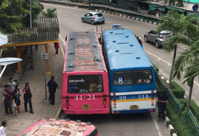 Two private buses block a street on Sep. 1 near CentralPlaza Lardprao in Bangkok. Photo: @KungBKP / Twitter