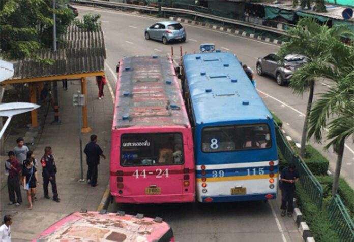 Two private buses block a street on Sep. 1 near CentralPlaza Lardprao in Bangkok. Photo: @KungBKP / Twitter Two private buses block a street on Sep. 1 near CentralPlaza Lardprao in Bangkok. Photo: @KungBKP / Twitter
