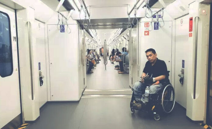 Manit Inpim of Transportation for All on the MRT Purple Line in August 2016. Photo: Accessibility is Freedom / Courtesy Manit Inpim of Transportation for All on the MRT Purple Line in August 2016. Photo: Accessibility is Freedom / Courtesy