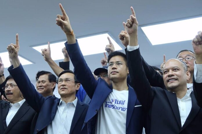 Pheu Thai Old Guards including Chaturon Chaisaeng and Nattawut Saikua pose after registering Monday with the Thai Raksa Chart Party. Photo: Thai Raksa Chart