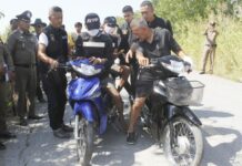 Muggers Targeting Elderly Ayutthayans Arrested on Father’s Day Police lead Suporn Supapradit and Saran Taosanya through a “crime reenactment” with Boonpop Yingsawad.