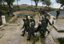 Thai Tsunami Warning System Works Despite Damage: Minister Indonesian soldiers carry the bodies of tsunami victims Monday at a beach resort in Tanjung Lesung Indonesia. Photo: Achmad Ibrahim / Associated Press