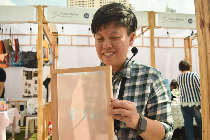 Chiu Chiung-yu of inBlooom brand holds up a screen printing frame.