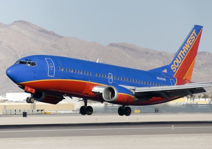 A Southwest Airlines Boeing 737-300 before touching down in 2007 at McCarran International Airport in Las Vegas, Nevada, United States. Photo: Brian / Wikimedia Commons