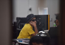 Elderly Benz Driver Charged For Fatal Expressway Wreck Surang Supornsuk talks to police Tuesday night at the Rattanathibet Police Station in Nonthaburi city.