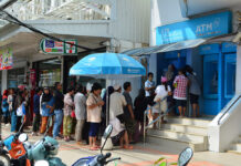 Cash Rush! Commotion as Crowds Hustle for 500B Holiday Handout Welfare card holders wait in line Dec. 9 to withdraw 500-baht holiday stipends in Yala province.