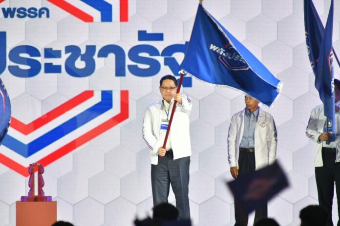Industry Minister Uttama Savanayana waves a flag of Palang Pracharat Party on Sep. 29, 2018.