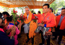 In Reversal, Foreign Poll Monitors May Be Allowed For February Vote Former minister Suwat Liptapanlop, at left, campaigns for the Chart Pattana Party this past Saturday in Korat.