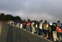 Colder Weather Coming to Bangkok, North Through This Week Tourists line up Monday morning on Doi Inthanon in Chiang Mai province. Photo: Matichon