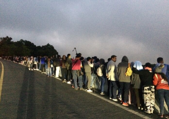 Tourists line up Monday morning on Doi Inthanon in Chiang Mai province. Photo: Matichon