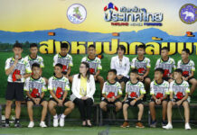 UK Honors Thai Cave Divers, Twiggy, Monty Python’s Palin Coach 'Ake' Ekkapol Janthawong, at left, speaks July 18, 2018, on behalf of the 12 boys and himself about their rescue from a flooded cave in Chiang Rai. Photo: Vincent Thian