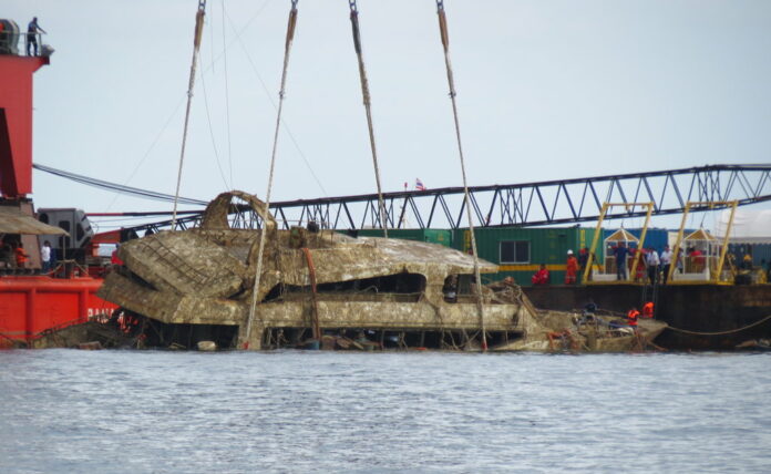 A crane boat raises the tour boat named the Pheonix from the sea floor in Phuket on Nov. 17, 2018. A crane boat raises the tour boat named the Pheonix from the sea floor in Phuket on Nov. 17, 2018.