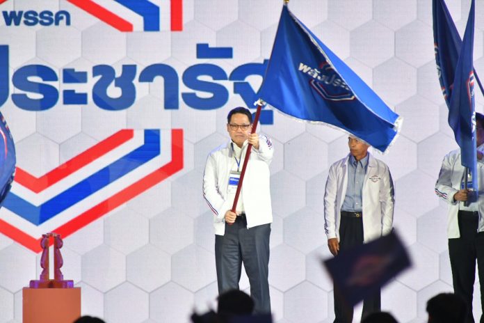 Industry Minister Uttama Savanayana waves a flag of Palang Pracharat Party on Sep. 29, 2018.
