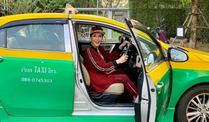 Princess Ubolratana in a taxi. Photo: Nichax / Instagram Princess Ubolratana in a taxi. Photo: Nichax / Instagram