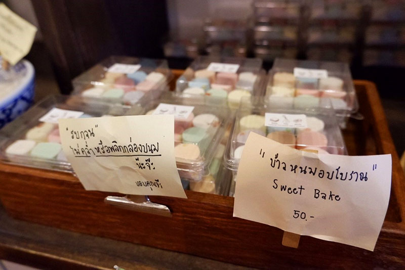 Boxes of khao nhom ob boran (50 baht).