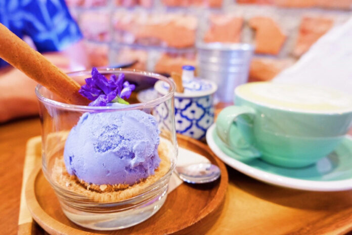 Butterfly Pea Ice Cream with Thong Muan (95 baht) and Ayutthaya Charming Green tea (70 baht).