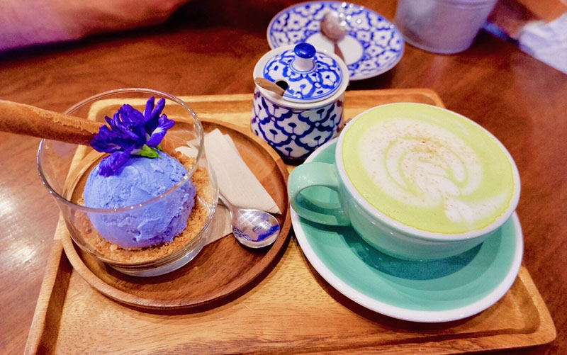 Butterfly Pea Ice Cream with Thong Muan (95 baht) and Ayutthaya Charming Green tea (70 baht).
