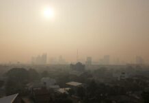Govt Short on Solutions as Smog Surges Over Bangkok Smog hangs over Bangkok’s sky Monday morning.