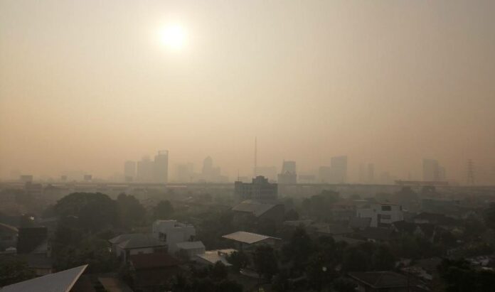 Smog hangs over Bangkok’s sky Monday morning. Smog hangs over Bangkok’s sky Monday morning.