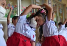 Bangkok Schools Ordered Closed Due to Smog Students wear masks at at Patai Udom Suksa School on Jan. 15 in Bangkok.