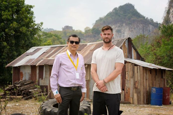 Chonburi governor Chaiyawut Chan with Chris Hemsworth. Photo: Chaiyawut Chan/ Facebook