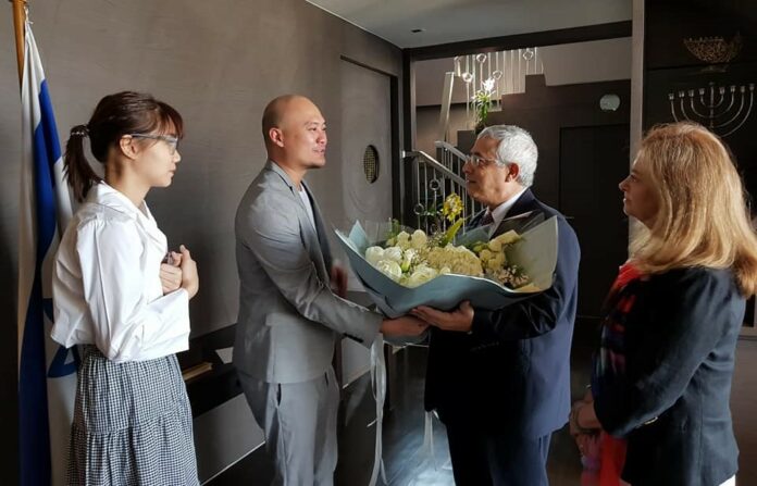 Pichayapa Natha of BNK48 and band manager Nattapol Bawornwatana, at left, meet Sunday with Israeli Ambassador Meir Shlomo and his wife Bracha Shlomo at the ambassador’s residence in Bangkok. Photo: Israel in Thailand / Facebook