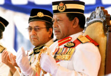 A Look at Malaysia’s Monarchy Before Sultans Pick Next King Then Malaysian King Syed Sirajuddin Syed Putra Jamalullail, right, and Malaysia's Prime Minister Mahathir Mohamad, left, pray in 2002 during the Trouping the Colors in conjunction with Malaysia King's official birthday anniversary at the Independence Square in Kuala Lumpur, Malaysia. Photo: TehEng Koon / Associated Press
